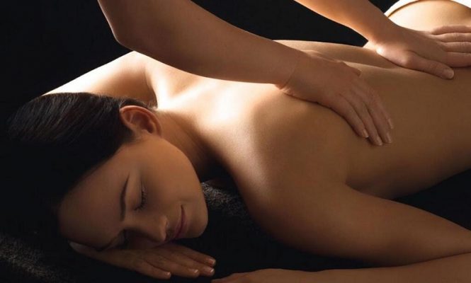 Hình ảnh massage yoni tại nhà cho nữ thực tế