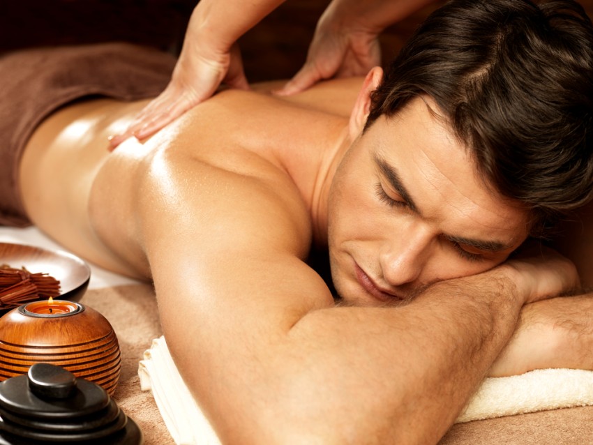 Massage lưng cho chồng như một cách hâm nóng tình cảm lứa đôi