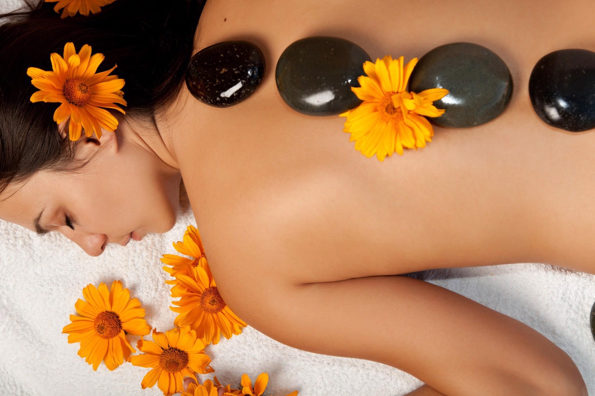Massage đá nóng được nhiều người biết tới