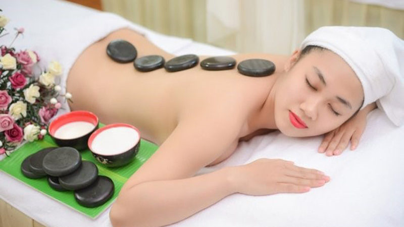 Massage đá nóng mang lại cảm giác thoải mái, dễ chịu